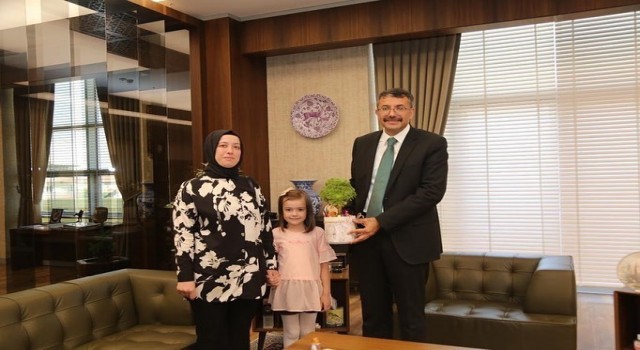 Vali Çelik, 8 yaşındaki Sevde Elizan Gökçeyi makamında misafir etti
