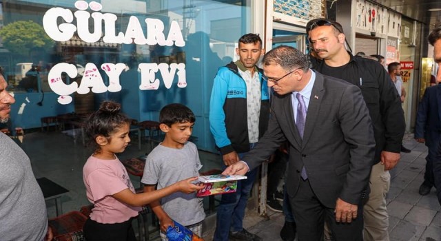 Vali Dr. Ozan Balcı çocuklara kitap hediye etti