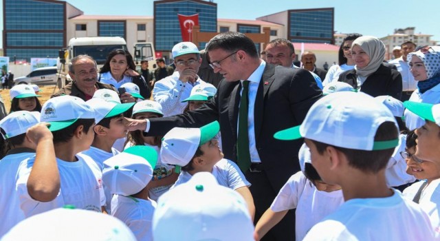 Vali Dr. Ozan Balcı öğrencilerle fidan dikti