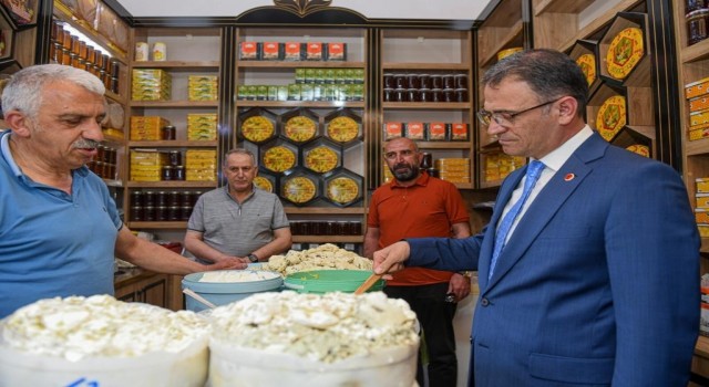 Vali Dr. Ozan Balcı, peynirciler çarşısını ziyaret etti