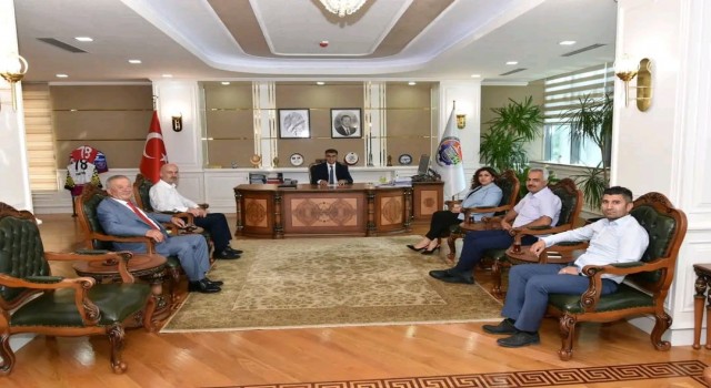 Vali Gürelden Türk Kızılayına kurban bağışı