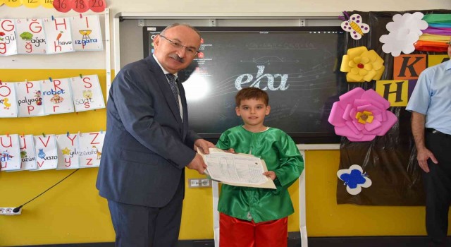 Vali Karadeniz, öğrencilerin karne heyecanına ortak oldu