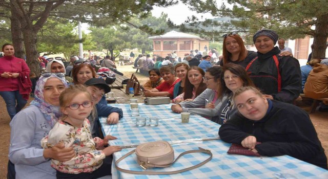 Vali Karadeniz ve eşi engellilerle piknikte buluştu