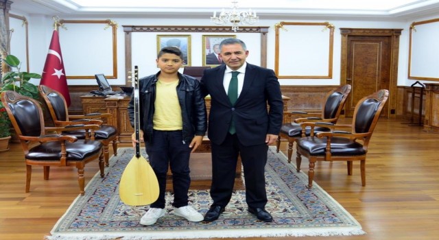 Vali Mete Buhara, dinlediği genç ozana ilk sazını hediye etti