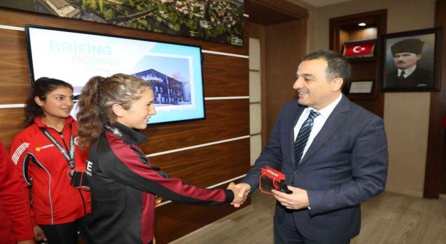 Vali Öksüz, başarılı sporcuları ağırladı
