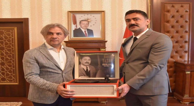 Vali Tekbıyıkoğlundan Bakan Yardımcısı Demircana anlamlı hediye