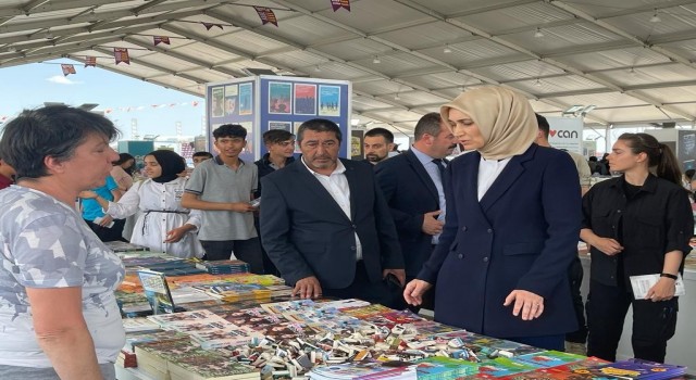 Vali Yiğitbaşı Kitap Fuarını ziyaret etti