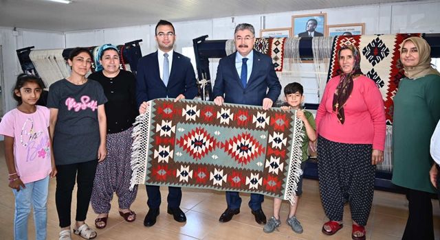 Osmaniye Valisi Erdinç Yılmaz, Sumbas’ta Kilim kursunu ziyaret etti