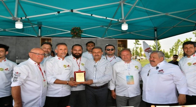 Validen vatandaşa tatlı ikramı