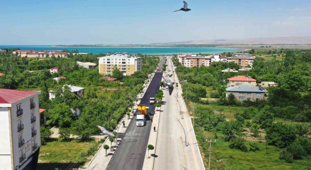 Van Büyükşehir Belediyesi, Gevaş Atatürk Caddesini asfaltlıyor