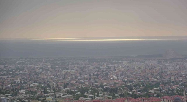 Van çamur yağdıran toz bulutlarıyla kaplandı