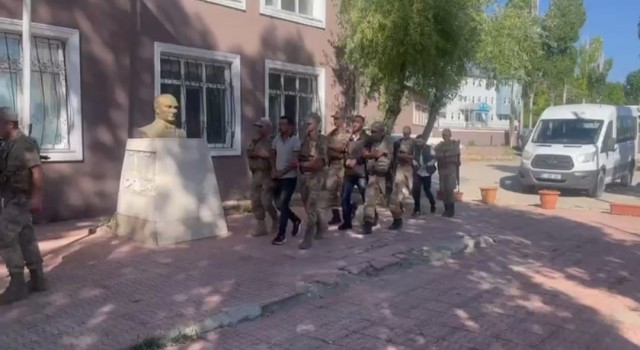 Vanda 49 düzensiz göçmen yakalandı