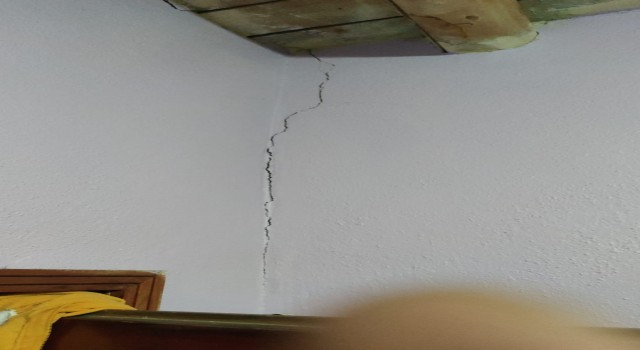 Vanda 5.0 büyüklüğündeki depremde Ercişte de bazı evlerde çatlaklar oluştu
