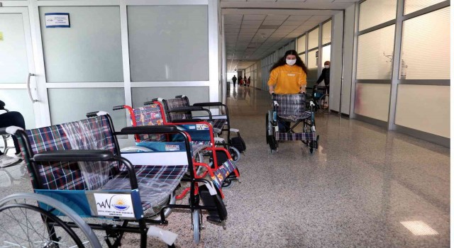 Vanda 7 engelli vatandaşa tekerlekli sandalye hediye edildi