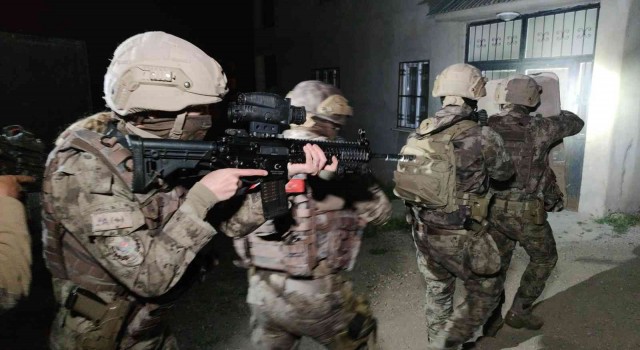 Vanda inşaat halindeki bir evde 20 düzensiz göçmen yakalandı