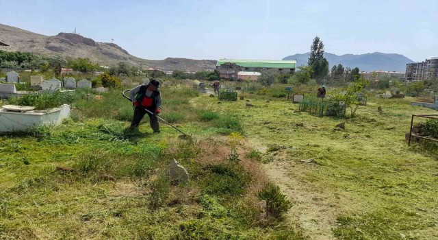 Vanda mezarlıklarda temizlik çalışması