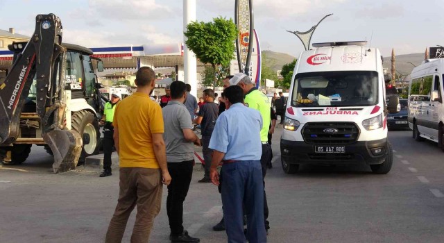 Vanda otomobil ‘U dönüşü yapan minibüse çarptı: 5 yaralı
