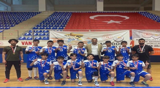 Vanın erkek ve kız voleybol takımları yarı finale yükseldi