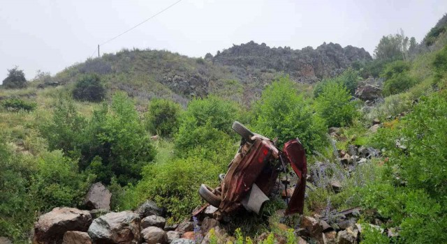 Viraja hızlı giren otomobil 80 metrelik uçuruma yuvarlandı: 1 ölü