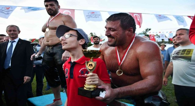 Yağlı güreşlerin şampiyonu, kupasını engelli gence hediye etti