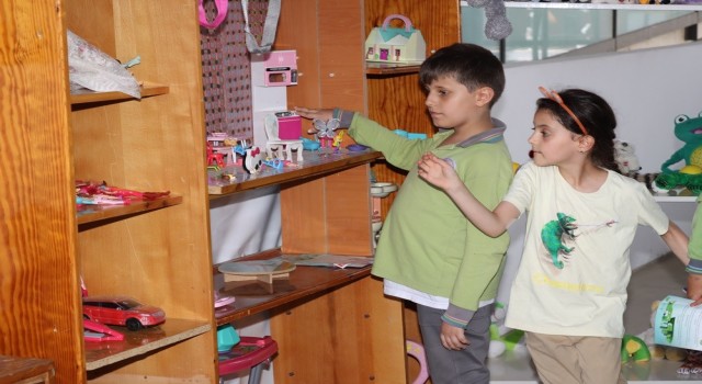 Yalova Belediyesi 10 bin adet geri dönüşüm oyuncağını çocuklara dağıttı