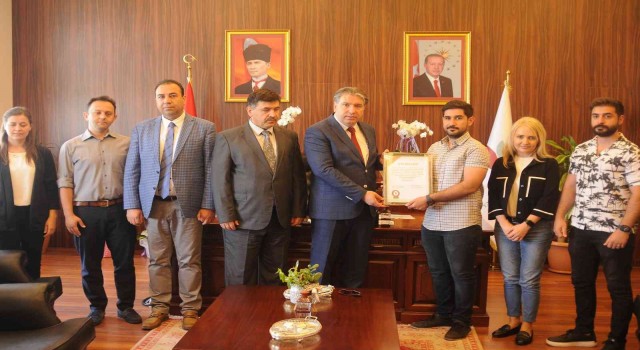 Yalova Üniversitesinden vefat eden öğrencinin ailesine anı belgesi