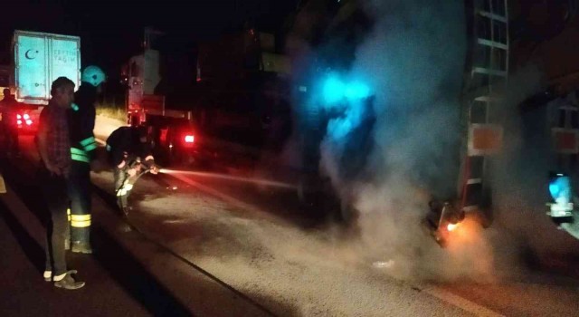Yalovada iş makinası yüklü tırın lastikleri alev aldı