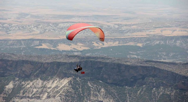 Yamaç Paraşüt Festivaline Kahramanmaraştan uçarak geldi