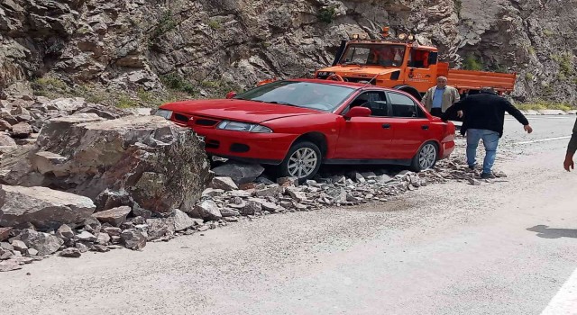 Yamaçtan kopan kayalar karayoluna düştü, bir otomobil faciadan saniyelerle kurtuldu