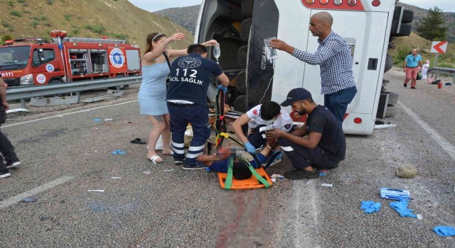 Yan yatan tur midibüsünde can pazarı yaşandı