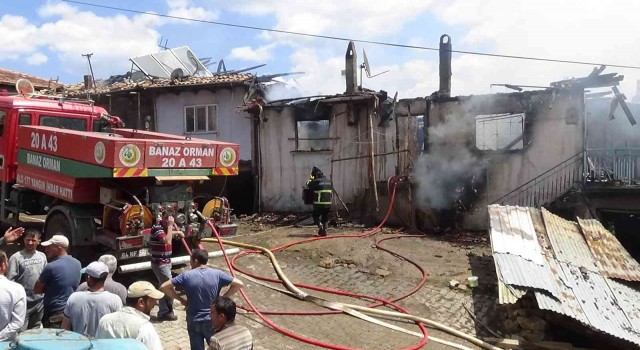 Yangın dumanından etkilenen yaşlı çift hastaneye kaldırıldı