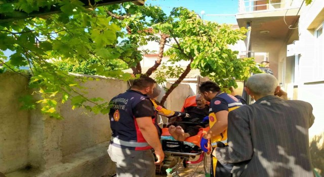 Yangında evde mahsur kalan yaşlı adamı itfaiye kurtardı