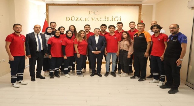 Yarışmaya katılan gençlerle Vali Atay buluştu