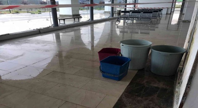 Yeni otogarın tavanı yine aktı