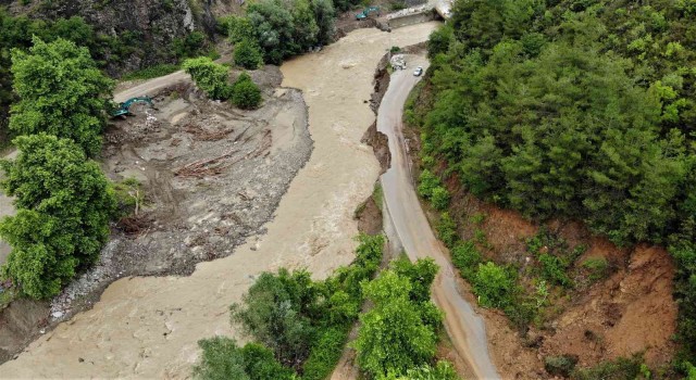 Yenicede sel suları çekildi, heyelan korkusu başladı