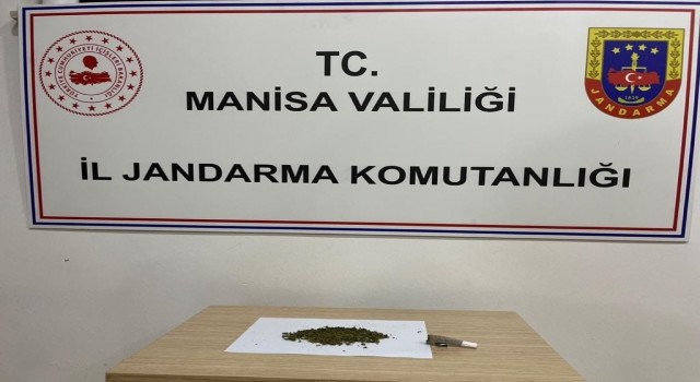 Yol kenarında alkol ve esrar alırken yakalandılar