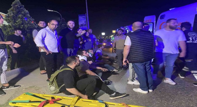 Yolcu minibüsü yön levhasına çarptı: 1i ağır 12 yaralı