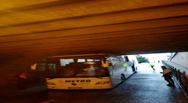 Yolcu otobüsü alt geçitte sıkıştı