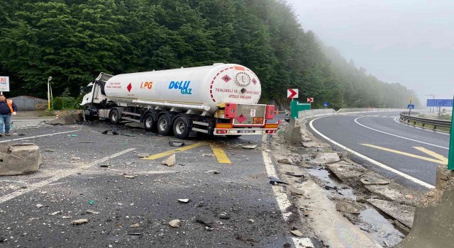 Yoldan çıkan tanker karşı şeride geçti, yol trafiğe kapandı