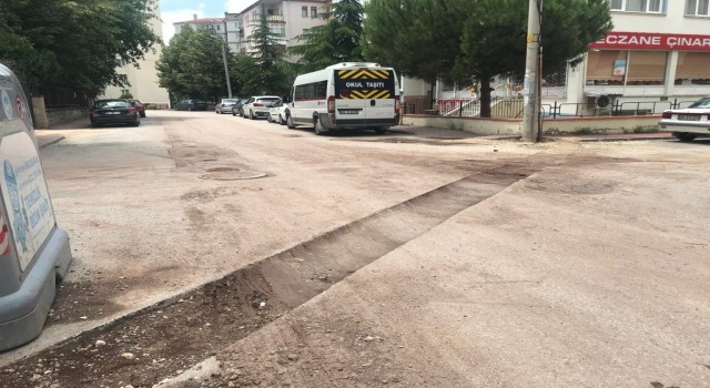 Yolu kesen çukur araç sürücülerinin korkulu rüyası oluyor