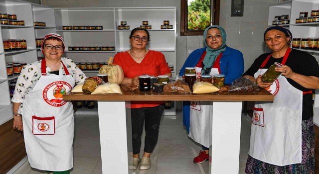 Yöresel ürün pazarında her gün farklı lezzetler sunuluyor