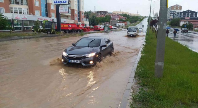 Yozgatta etkili olan sağanak yağış sürücülere zor anlar yaşattı