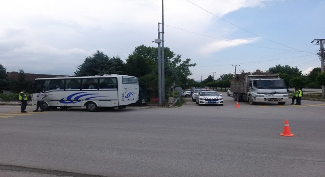 Yük ve yolcu taşıyan araçlar denetlendi