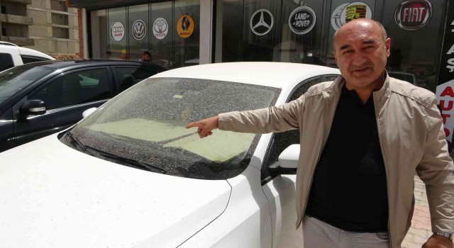 Yüksekovada araçlar çamurla kaplandı