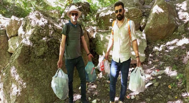 Yüksekovalı dağcılardan dağlarda çöp temizliği