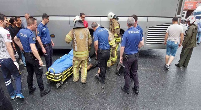 Yurt dışına kaçmak için tur otobüsünün motor kısmına saklanan zanlı, mahsur kaldı