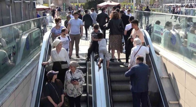 Yürüyen merdivenlerde tehlikeli oyun