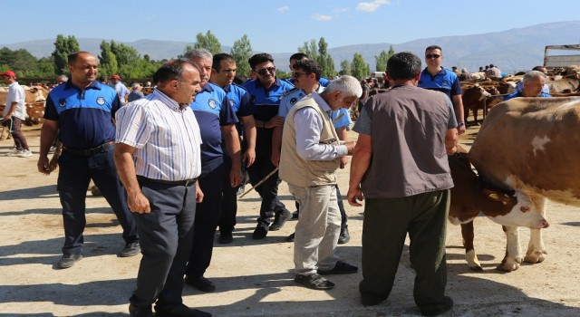 Zabıta ekipleri hayvan pazarını denetledi