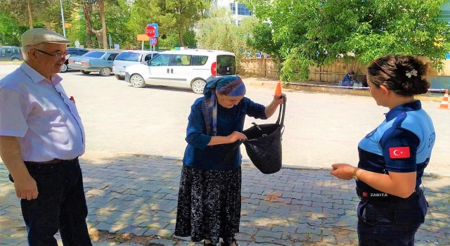 Zabıtanın dikkati emekli kadının parasını kurtardı