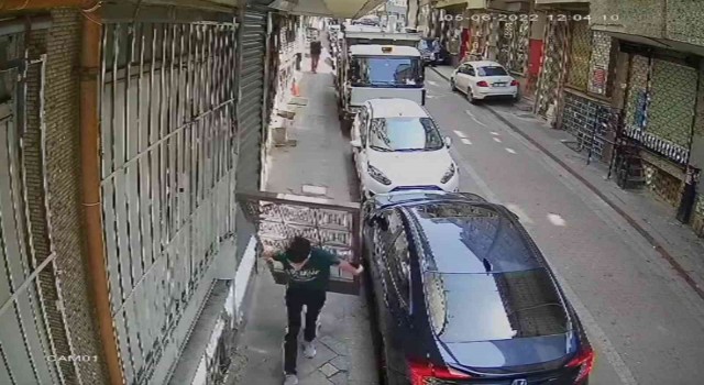 Zeytinburnunda apartman kapısını çalan hırsız kamerada